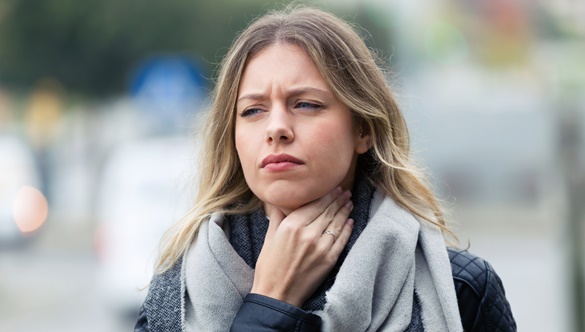 Jak uniknąć bólu gardła zimą? Sprawdzone sposoby
