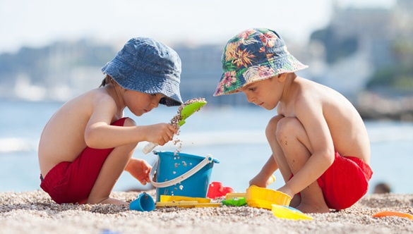 Dziecko na plaży: jak chronić je przed słońcem?
