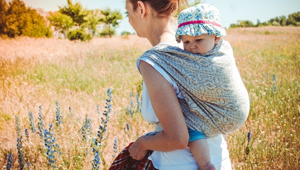 Noszenie dziecka w chuście – jak sobie radzą chustowe mamy?