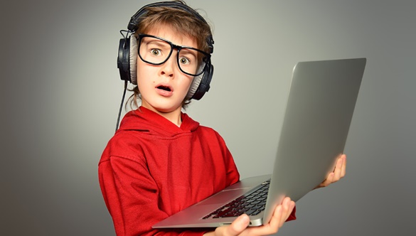 Objawy uzależnienia od komputera i internetu. Jak pomóc dziecku?