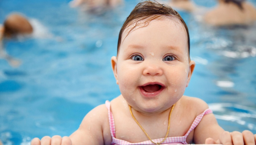 Nauka pływania dla niemowląt - rodzinazdrowia.pl