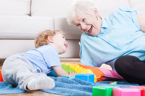 Opiekunka czy babcia - która opcja lepsza?