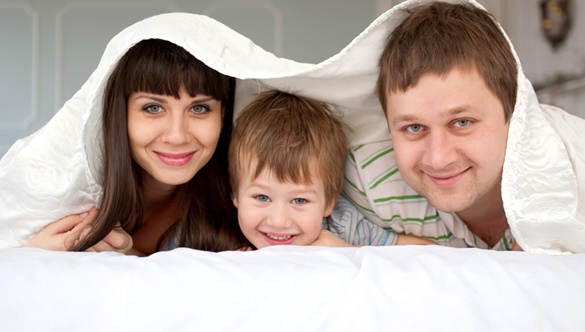 Rodzinna sypialnia – jak oduczyć dziecko spania z mamą i tatą?