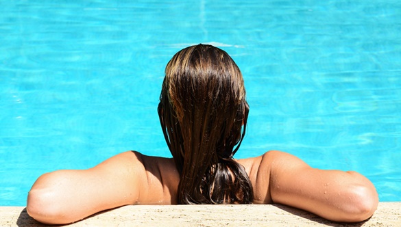 Chlorowana woda urody nie doda. Jak regularne korzystanie z basenu wpływa na skórę i włosy?