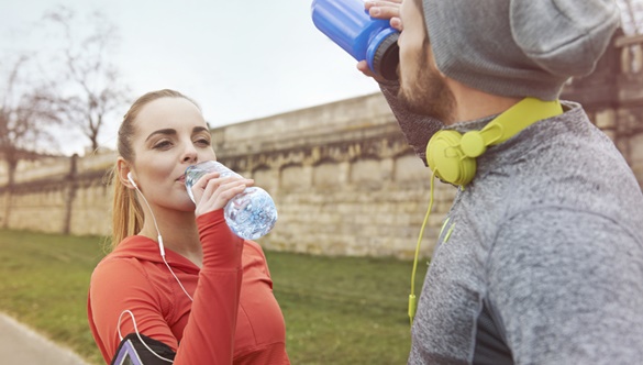 Woda – niezbędnik w twojej sportowej torbie
