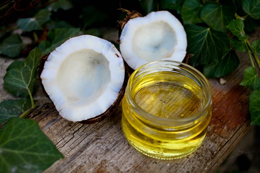 masaż olejkiem kokosowym