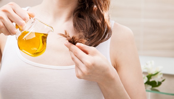 Jak w prawidłowy sposób olejować włosy? Jaki olejek wybrać?